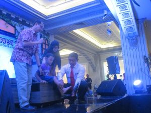 salah satu anak naik ke panggung untuk menunjukan hasil operasi yang telah dilakukan