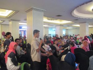 salah satu peserta talkshow bertanya kepada narasumber