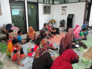 para orang tua sedang mendengarkan penjelasan