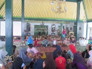 banyak orang tua peserta diskusi rutin sedang duduk mendengarkan acara berbagi di diskusi wkcp