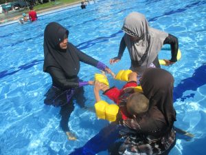 relawan wkcp membersamai anak cp hidroterapi