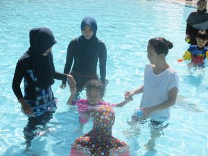 relawan wkcp membersamai anak cp melakukan hidroterapi