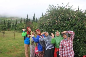 foto pengurus wkcp dengan gaya memegang kepala