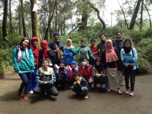 relawan berfoto bersama