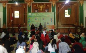 peserta yang hadir diperayaan hari cp sedunia sedang mendengarkan pembawa acara