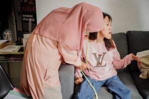 seorang penyandang cerebral palsy perempuan berusia dewasa sedang diukur oleh fashion desainer